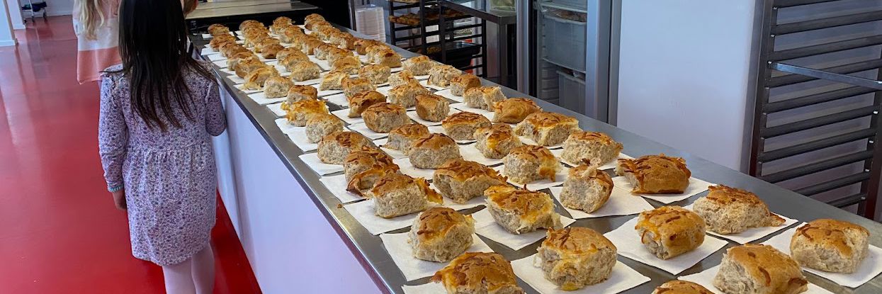 Boller i stribevis på et bord